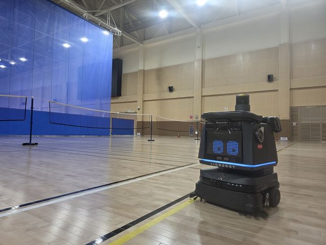 '위생·안전 한꺼번에 잡는다' 울주종합체육센터에 로봇청소기 도입