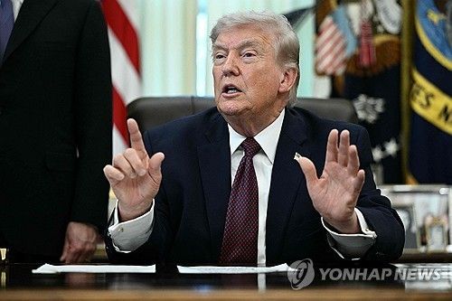 백악관 집무실에서 발언하는 트럼프