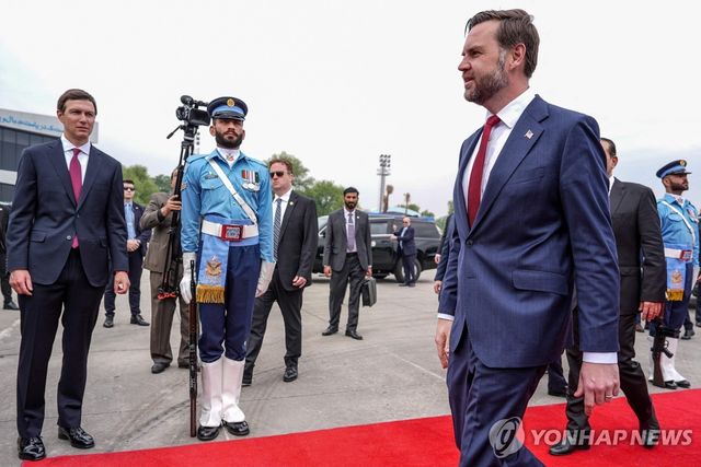 이란과의 휴전 협상이 열리는 파키스탄 이슬라마바드 도착한 JD밴스 미국 부통령