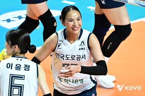 한국도로공사에서 뛴 아시아쿼터 선수 타나차(중앙)