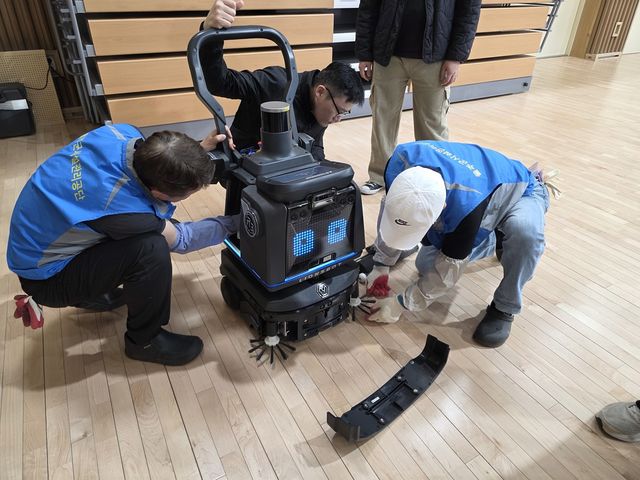 '위생·안전 한꺼번에 잡는다' 울주종합체육센터에 로봇청소기 도입