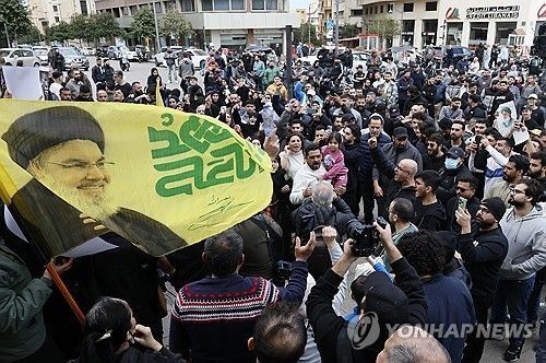 이스라엘과 헤즈볼라 무장해제 문제를 논의하기로 한 레바논 정부의 결정에 반발하는 헤즈볼라 지지자들[AFP=연합뉴스. 재판매 및 DB 금지]
