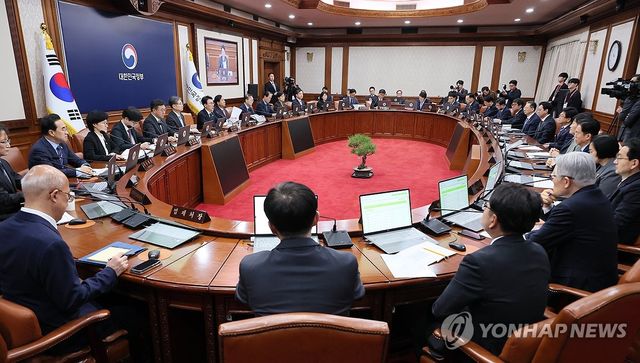 김민석 총리, 임시 국무회의 주재