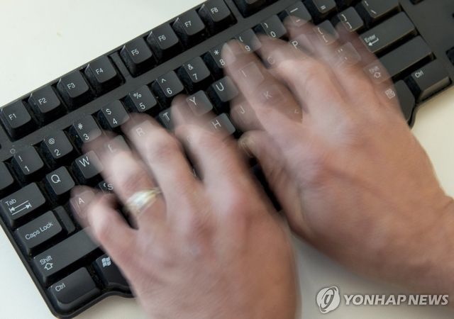 키보드 치는 남성