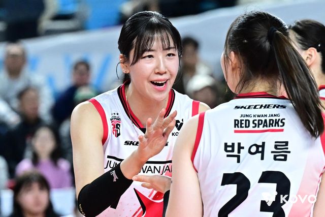 정관장에서 뛰었던 FA 정호영(정면)