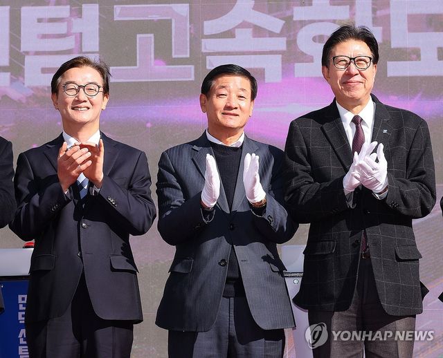 박수 치는 박형준·전재수