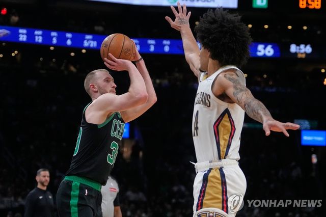 3점 슛 시도하는 보스턴의 샘 하우저(왼쪽)
