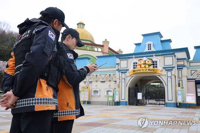 대전소방본부 대원들이 오월드서 탈출한 늑대를 찾기 위해 드론 수색을 하고 있는 모습