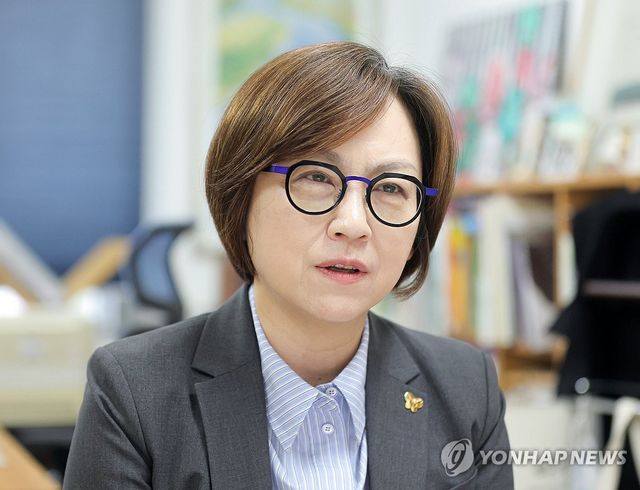 연합뉴스와 인터뷰하는 이나영 정의연 이사장
