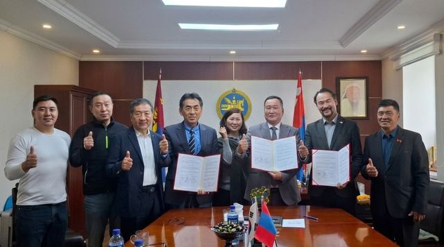 에르덴솜군 및 폴리테크 대학과 이성욱(왼쪽서4번째) 위원장의 3자 산학협약 체결식