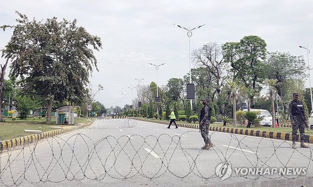 '미·이란 종전' 협상장 통제하는 파키스탄 군인들