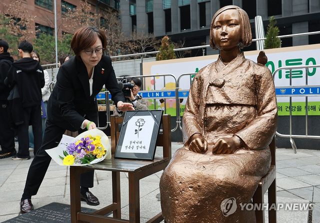 '소녀상과 함께'