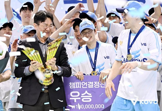 챔프전 우승 후 기뻐하는 대한항공의 한선수(중앙)