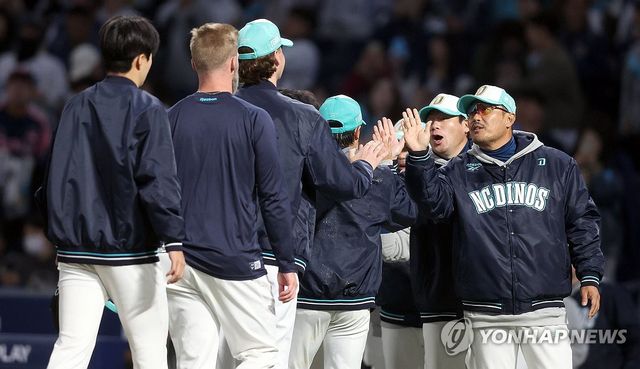 프로야구 NC 이호준 감독(오른쪽)