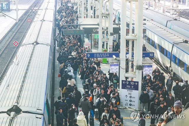 지난 설 연휴 붐비는 서울역