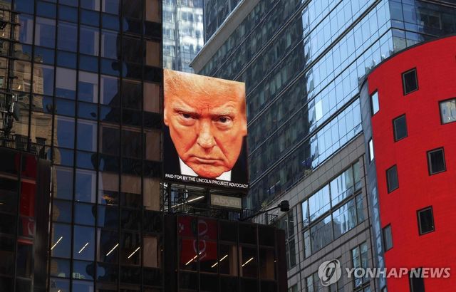 뉴욕 타임스퀘어 빌보드에 뜬 트럼프 대통령 사진