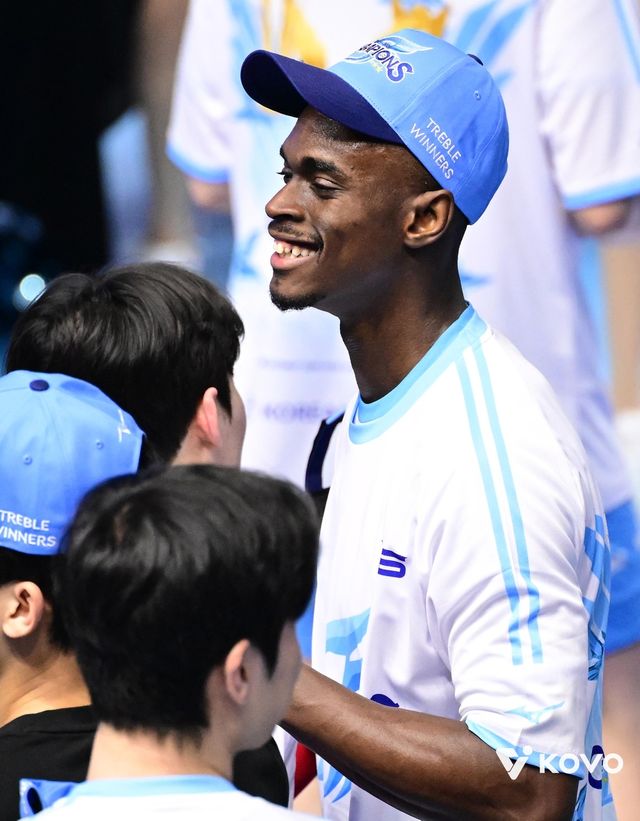 챔프전 우승 후 기뻐하는 대한항공의 마쏘