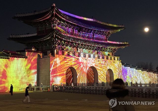 빛으로 광화문 물들이는 서울라이트 쇼