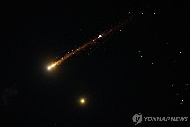 이스라엘 상공에서 폭발한 이란 미사일