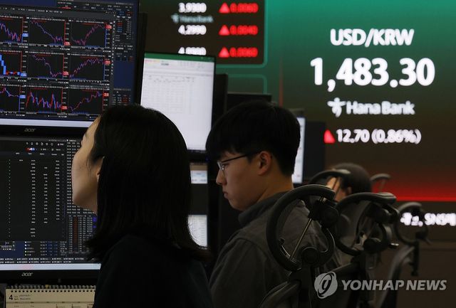 불안한 휴전에 상승한 환율. 지난 9일 하나은행 본점 딜링룸 전광판 모습.