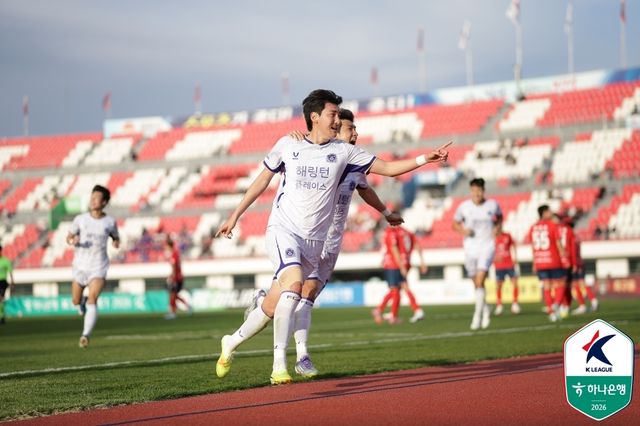 득점에 성공한 뒤 기뻐하는 안양 김영찬