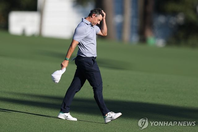 머리 쓸어 넘기는 매킬로이