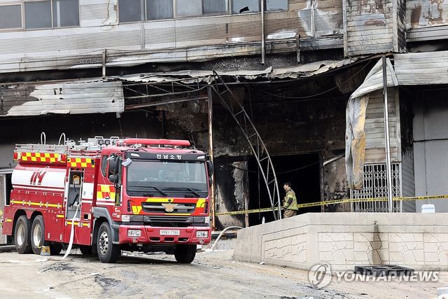 검게 그을린 완도 냉동창고 화재 현장