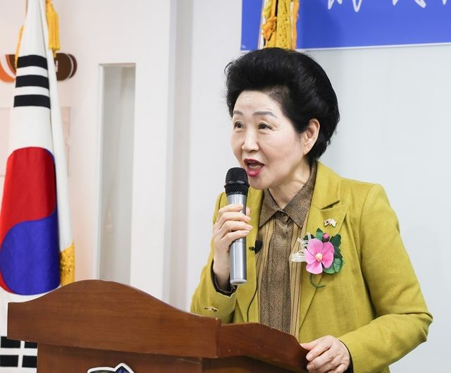 인사말 하는 노영혜 이사장