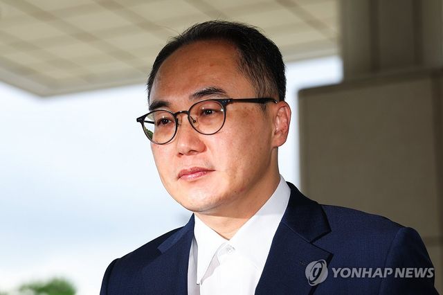 출근하는 이원석 검찰총장