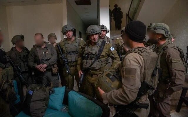 헤즈볼라와 지상전 현장을 방문한 에얄 자미르 이스라엘군 참모총장(가운데)