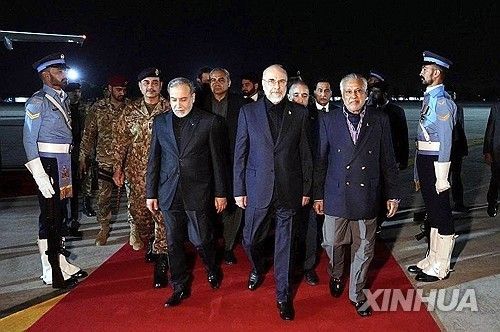 이란 종정협상단을 이끌고 파키스탄에 도착한 갈리바프 이란 의회 의장(가운데)