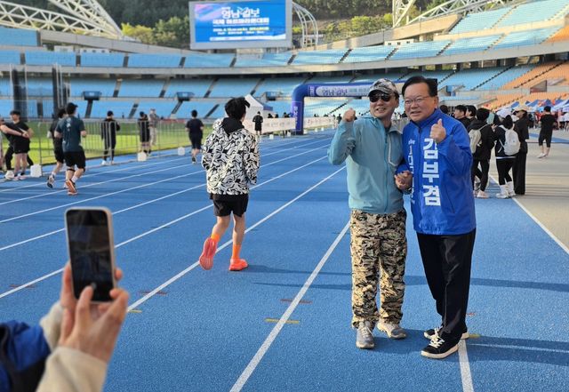 민주당 김부겸 대구시장 예비후보, 시민과 촬영