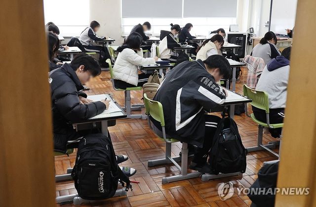 올 첫 전국연합학력평가 치르는 학생들