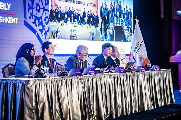 총회 진행하는 조정원 세계태권도연맹 총재(왼쪽에서 세 번째)