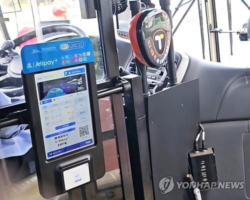 2025년 8월 제주 노선버스에 도입된 제주형 결제시스템 '온나라페이 단말기'