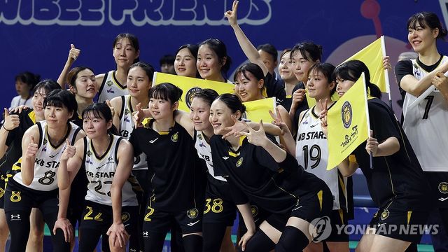 승리한 KB스타즈 선수들