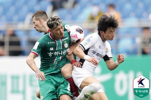 볼을 다투는 대전 안톤과 강원 최병찬