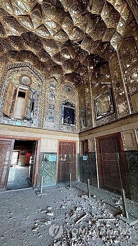 잔해로 뒤덮인 체헬 소툰 궁전