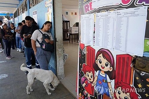 투표소 앞에서 대기하는 유권자들이 대기하는 모습 