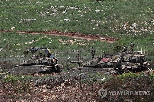 레바논 국경 인근에 배치된 이스라엘군 탱크