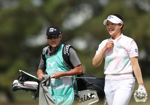 우승 김민솔(오른쪽)