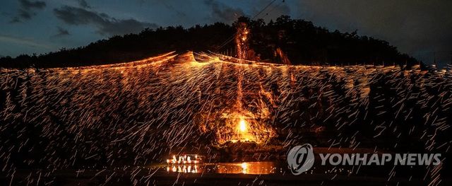 안동 하회마을 수놓는 불꽃