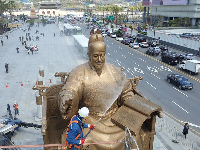 세종대왕 동상 세척