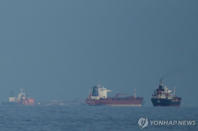 호르무즈 해협 근처에서 대기하는 유조선과 화물선