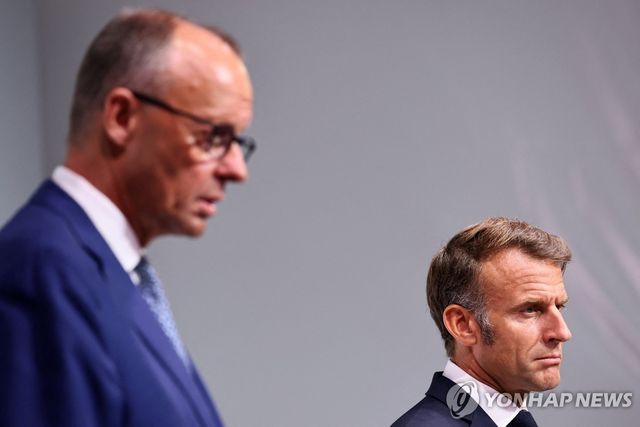 프리드리히 메르츠 독일 총리(왼쪽), 에마뉘엘 마크롱 프랑스 대통령