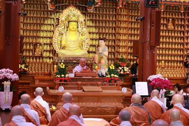 봉은사에서 법문하는 혜국스님