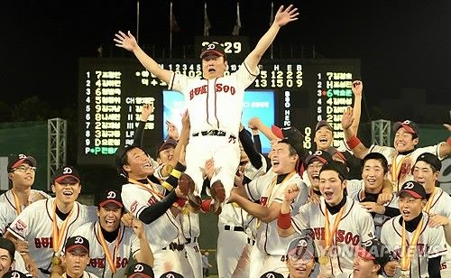 2013년 청룡기 전국고교야구대회 우승 후 헹가래 받는 정윤진 감독