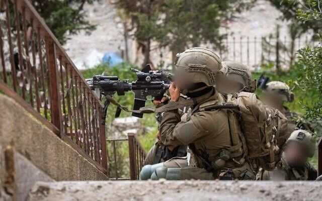 헤즈볼라의 핵심 거점인 레바논 남부 빈트 즈베일에서 작전중인 이스라엘 군인들.