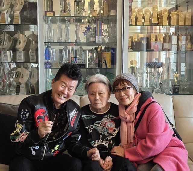 가수 태진아(좌)와 아내 이옥형 씨(가운데), 가수 하춘화(우)