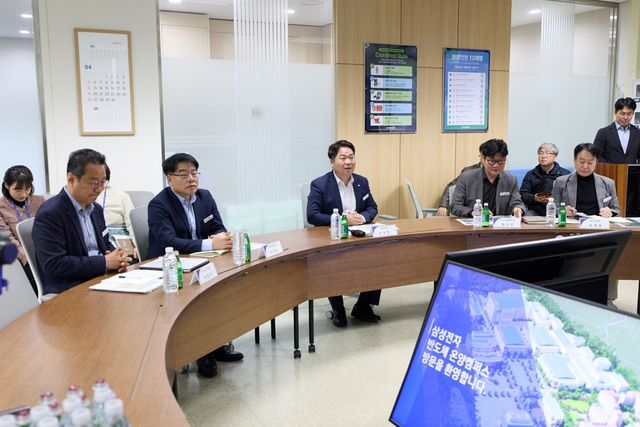 간담회 하는 오세현 시장(앞줄 왼쪽 3번째) 